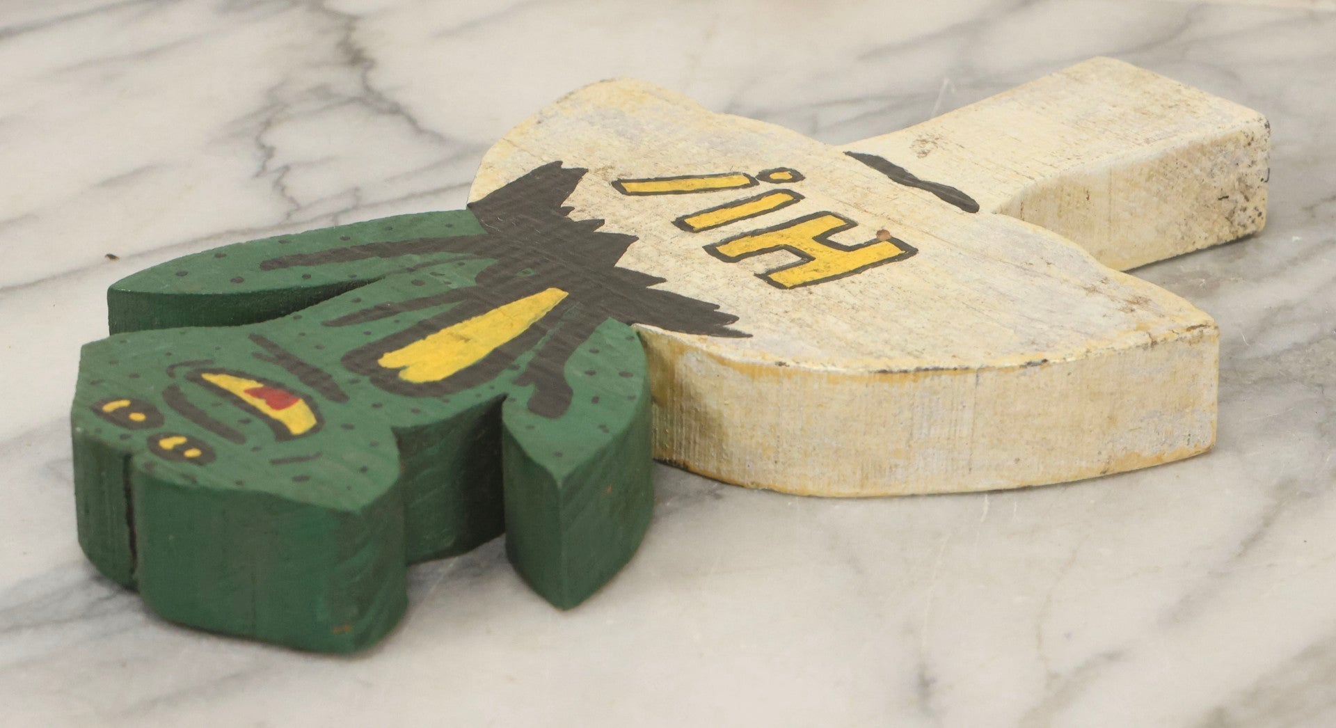 Lot 078 - Vintage Folk Art Scroll Cut Wood Frog On Mushroom With "Hi!" And "Bye" Painted Sides, 9-1/4" H