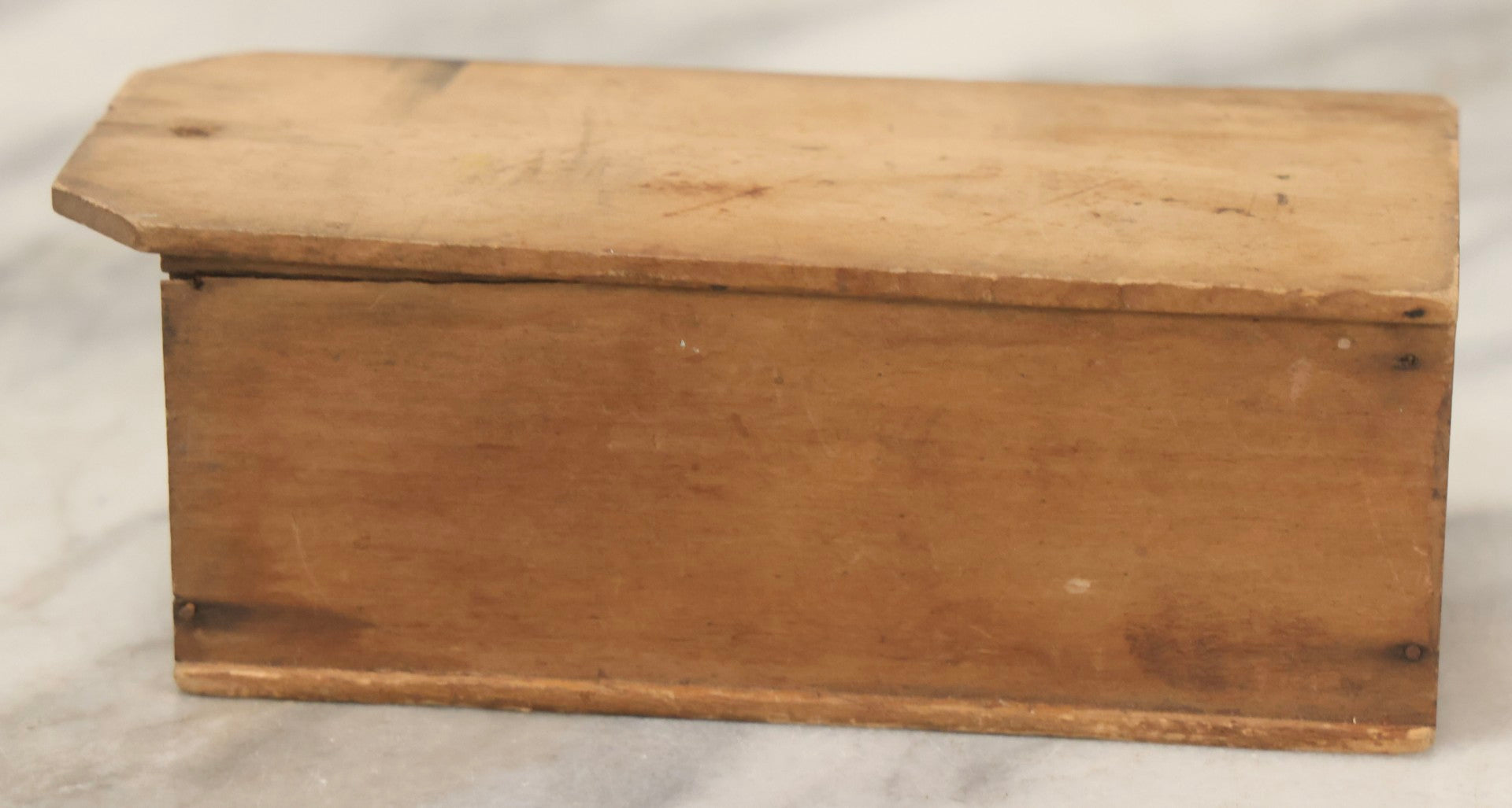 Lot 080 - Antique Folk Art Hand-Painted Pyrography Razor Blade Wall Box Inscribed “Fer Old Gay Blades 'Cracky!'”, Depicting Dancing Bearded Man, Fort Benning, Georgia, With Faint “Old Razor Blades” Text On Lid, In Red, Blue, And Yellow Paint