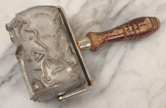 Lot 148 - Vintage Rolling Cookie Cutter Stamp With Interlocking Animal And Nature Motifs