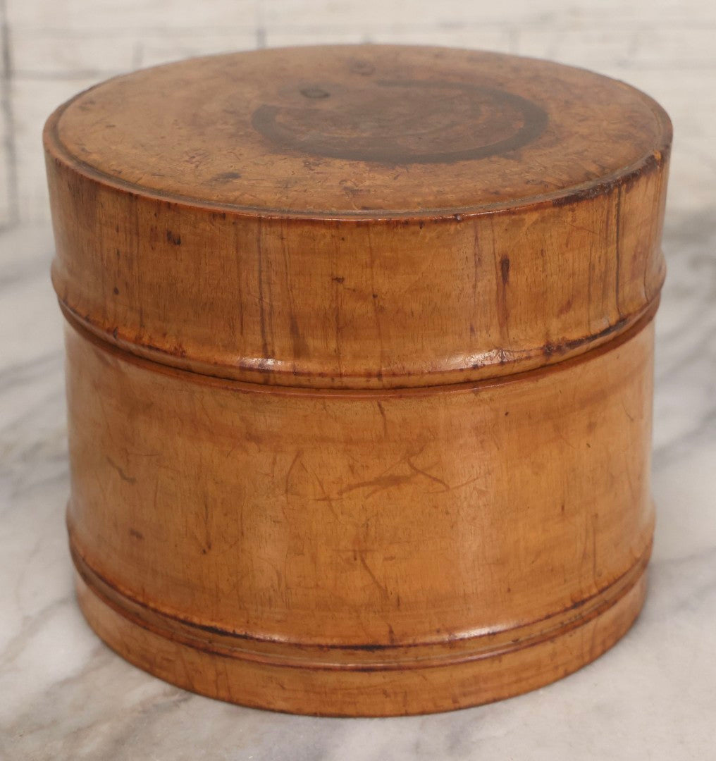Lot 030 - Antique Turned Wooden Box With Lid Containing Two Stiff Collars, 4-5/8" H