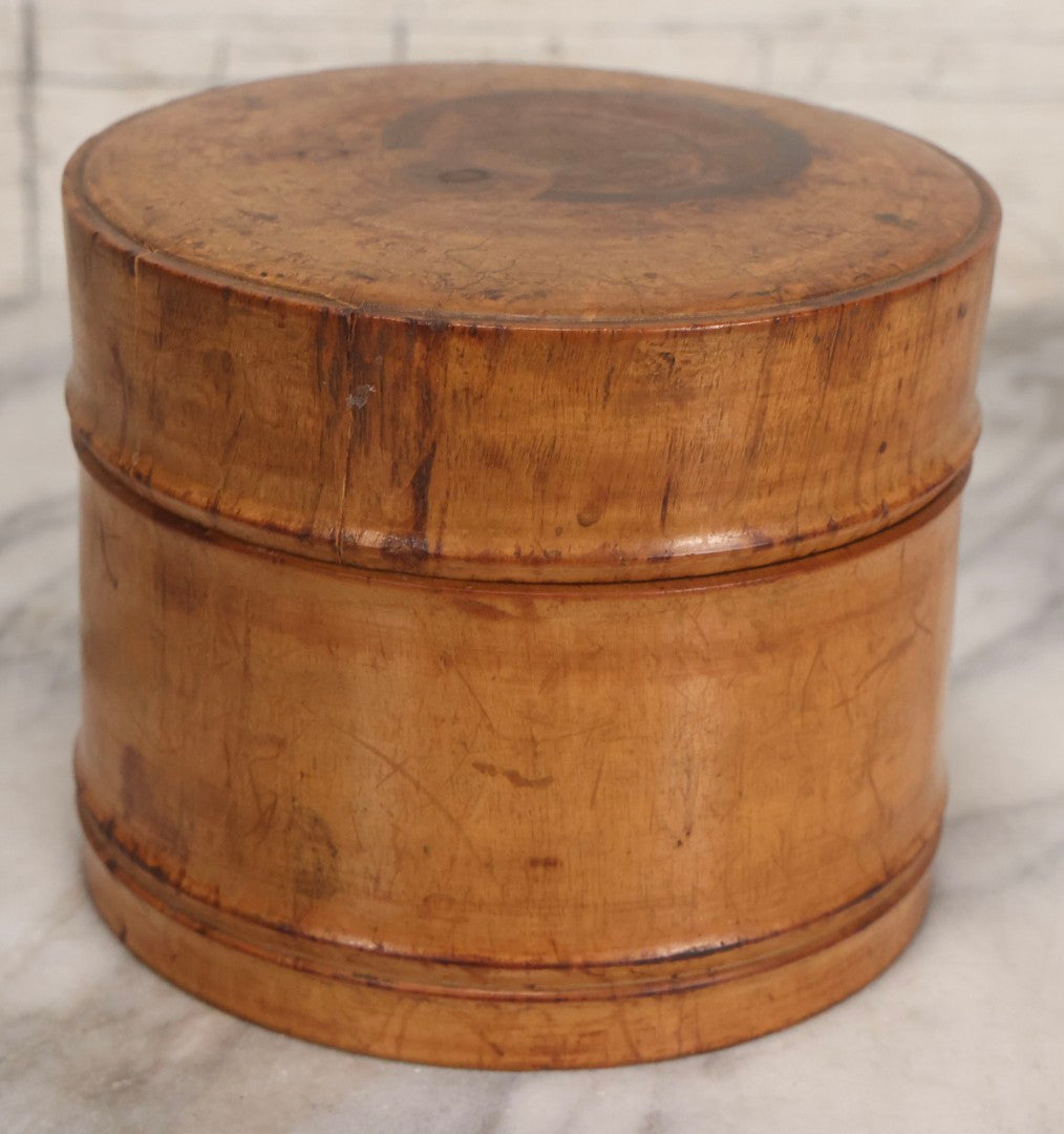 Lot 030 - Antique Turned Wooden Box With Lid Containing Two Stiff Collars, 4-5/8" H