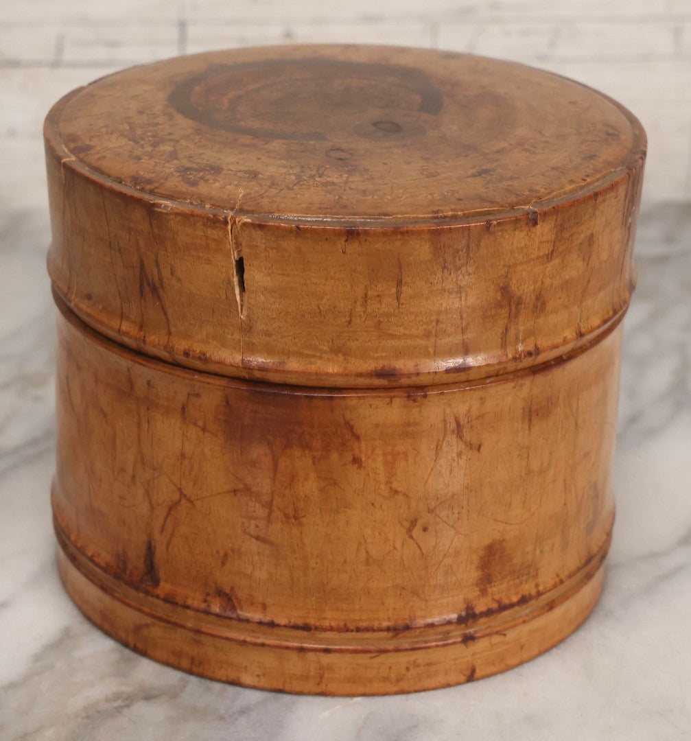Lot 030 - Antique Turned Wooden Box With Lid Containing Two Stiff Collars, 4-5/8" H