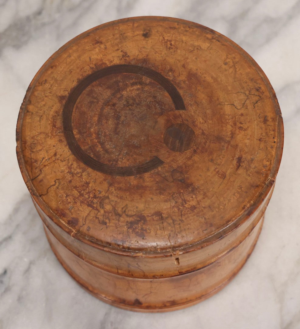 Lot 030 - Antique Turned Wooden Box With Lid Containing Two Stiff Collars, 4-5/8" H