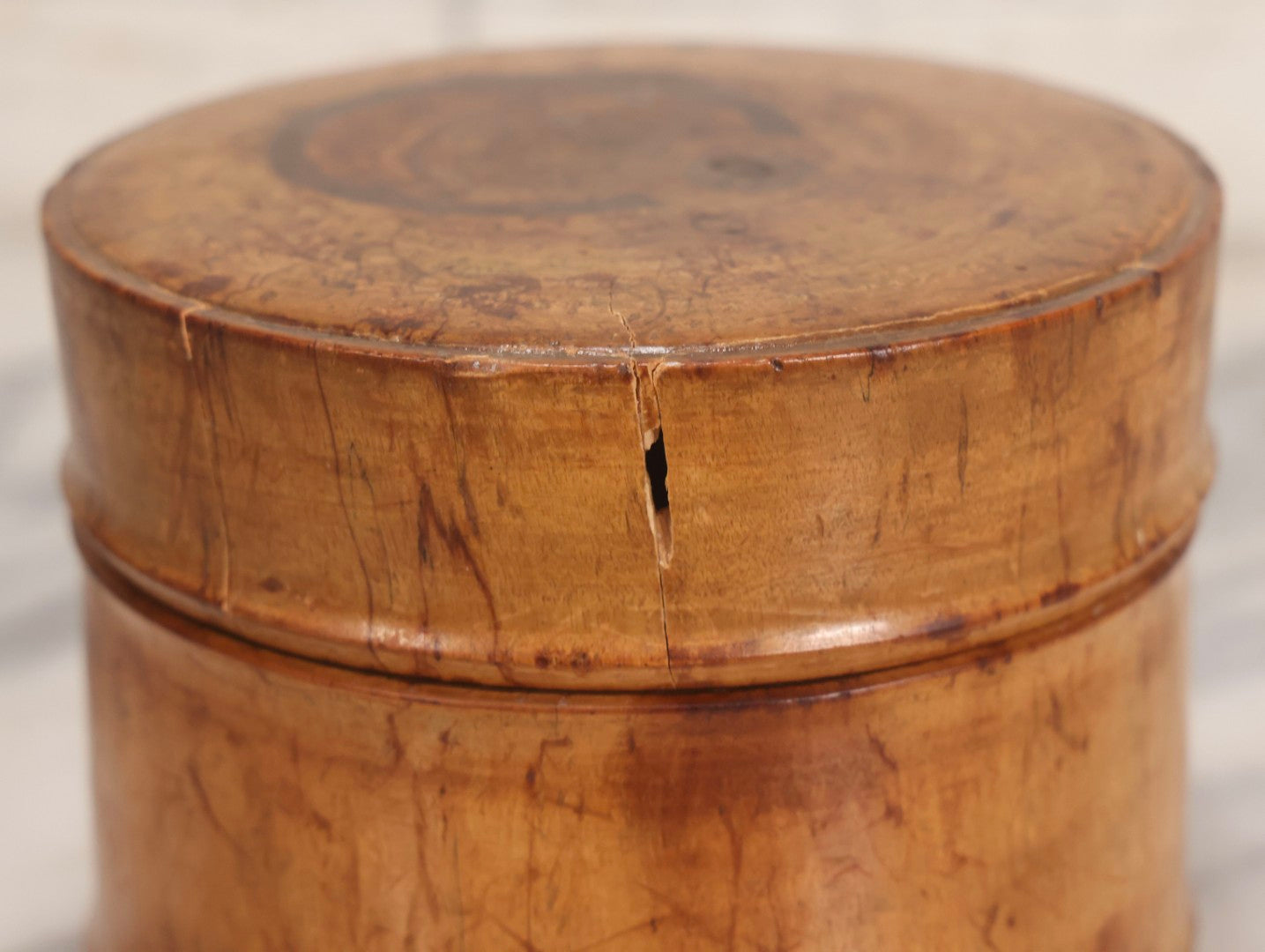 Lot 030 - Antique Turned Wooden Box With Lid Containing Two Stiff Collars, 4-5/8" H