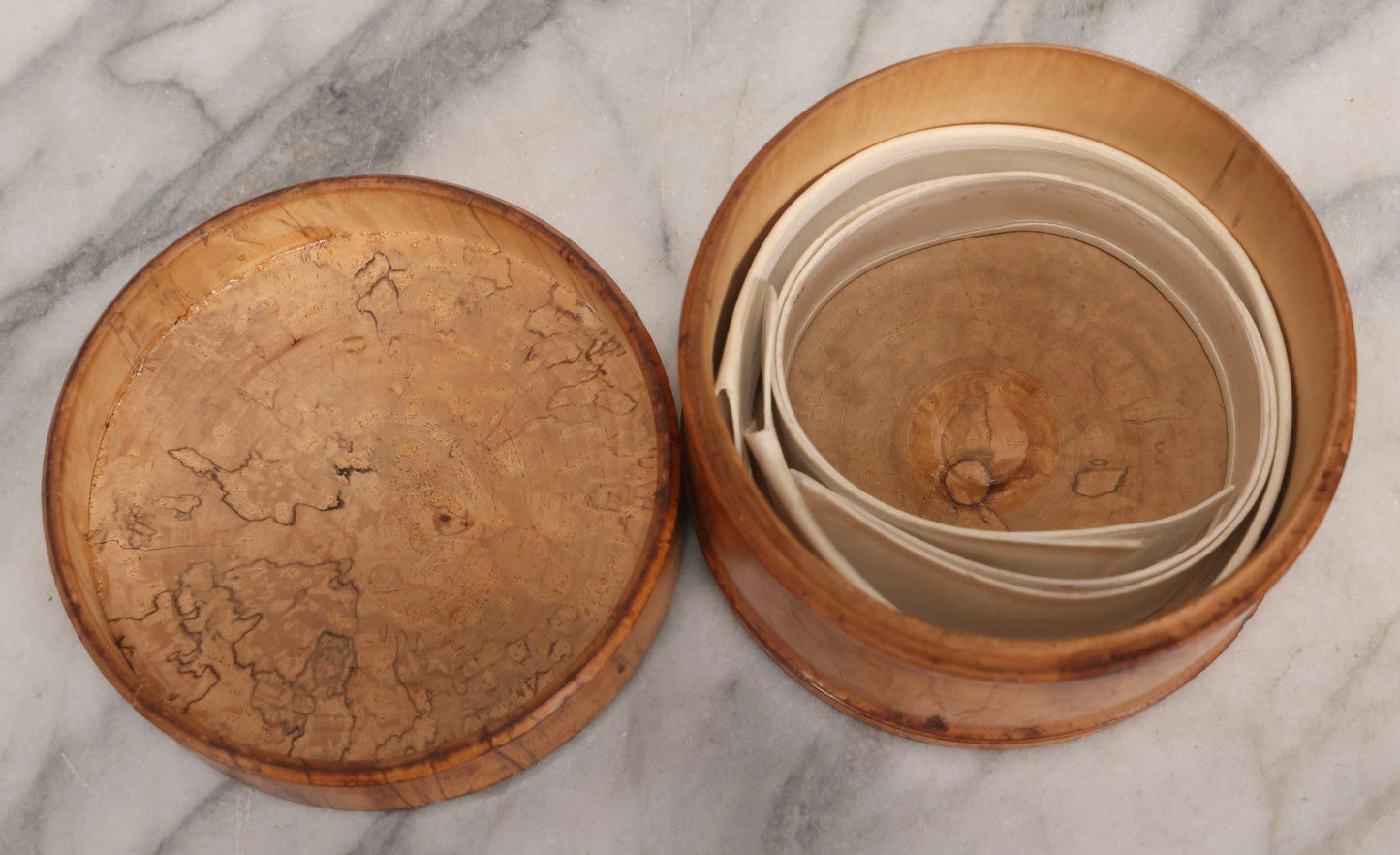 Lot 030 - Antique Turned Wooden Box With Lid Containing Two Stiff Collars, 4-5/8" H