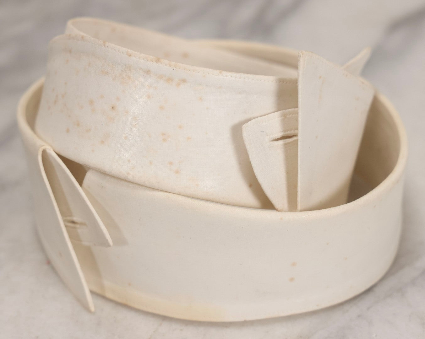 Lot 030 - Antique Turned Wooden Box With Lid Containing Two Stiff Collars, 4-5/8" H