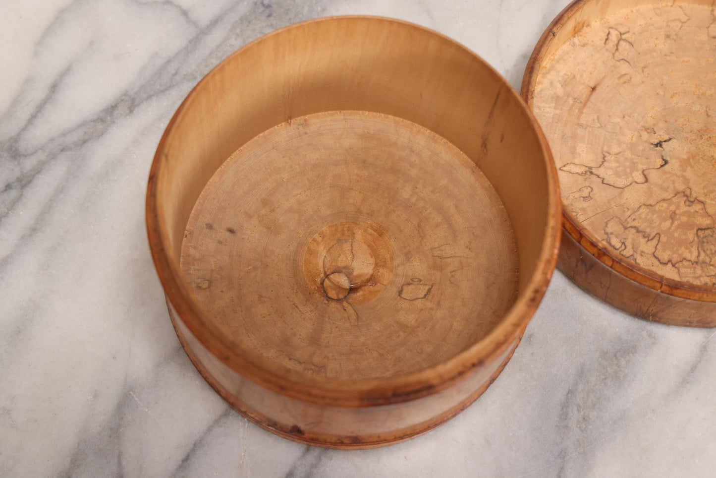 Lot 030 - Antique Turned Wooden Box With Lid Containing Two Stiff Collars, 4-5/8" H