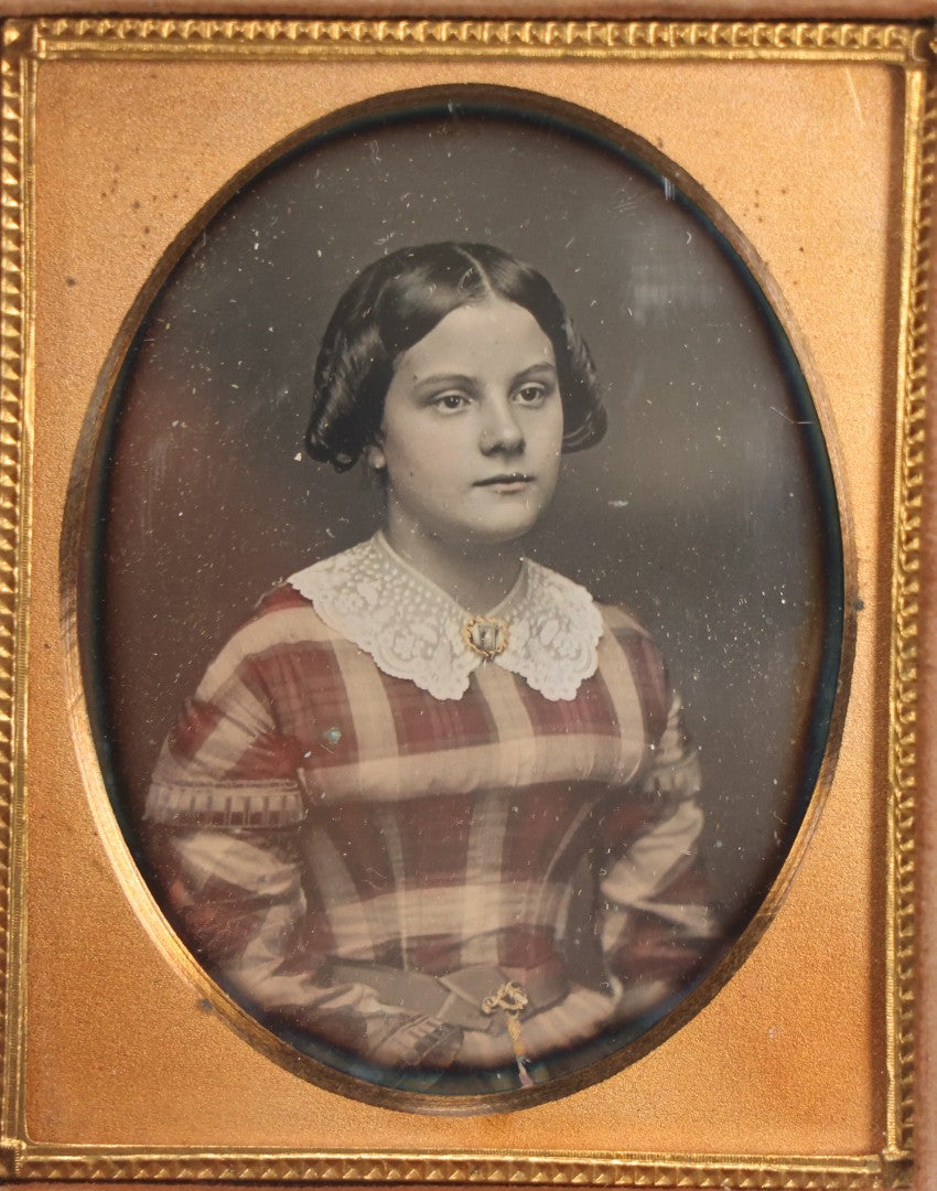 Lot 042 - Antique 1/9th Plate Red Tinted Daguerreotype Photograph Of Pretty Young Woman In Half Leatherette Union Case