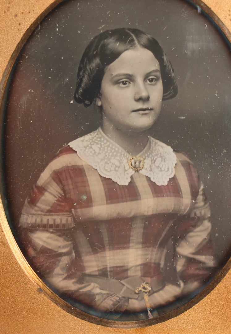 Lot 042 - Antique 1/9th Plate Red Tinted Daguerreotype Photograph Of Pretty Young Woman In Half Leatherette Union Case