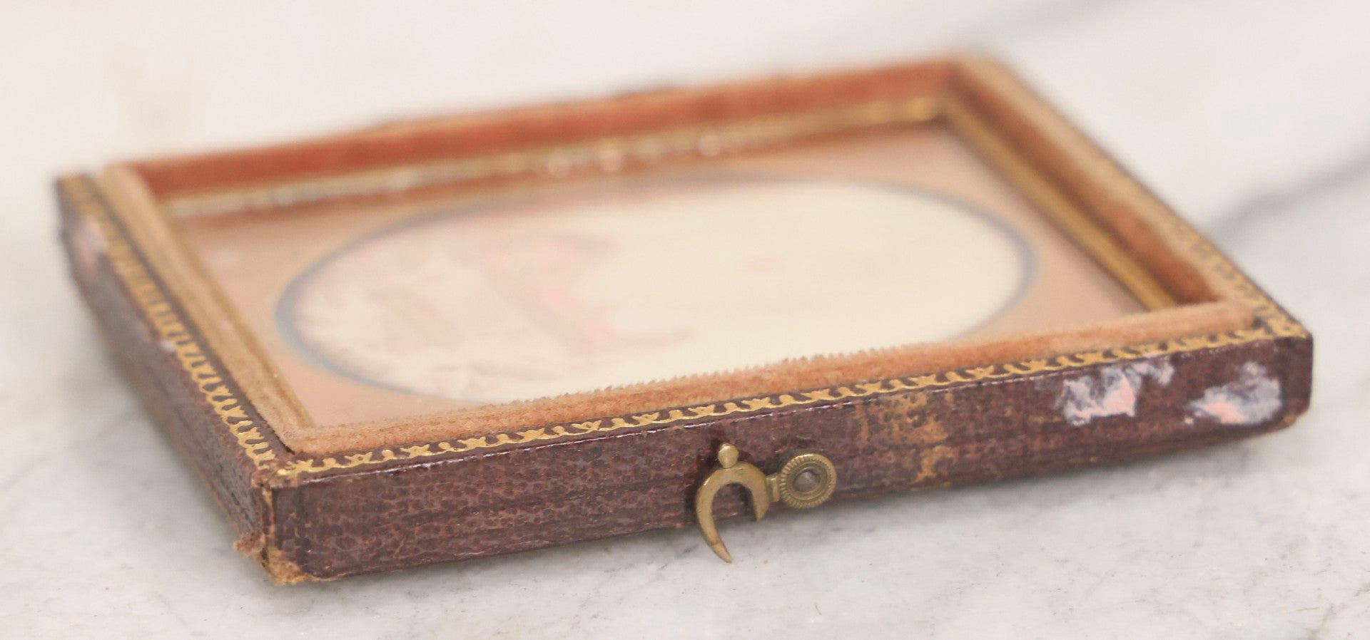 Lot 042 - Antique 1/9th Plate Red Tinted Daguerreotype Photograph Of Pretty Young Woman In Half Leatherette Union Case