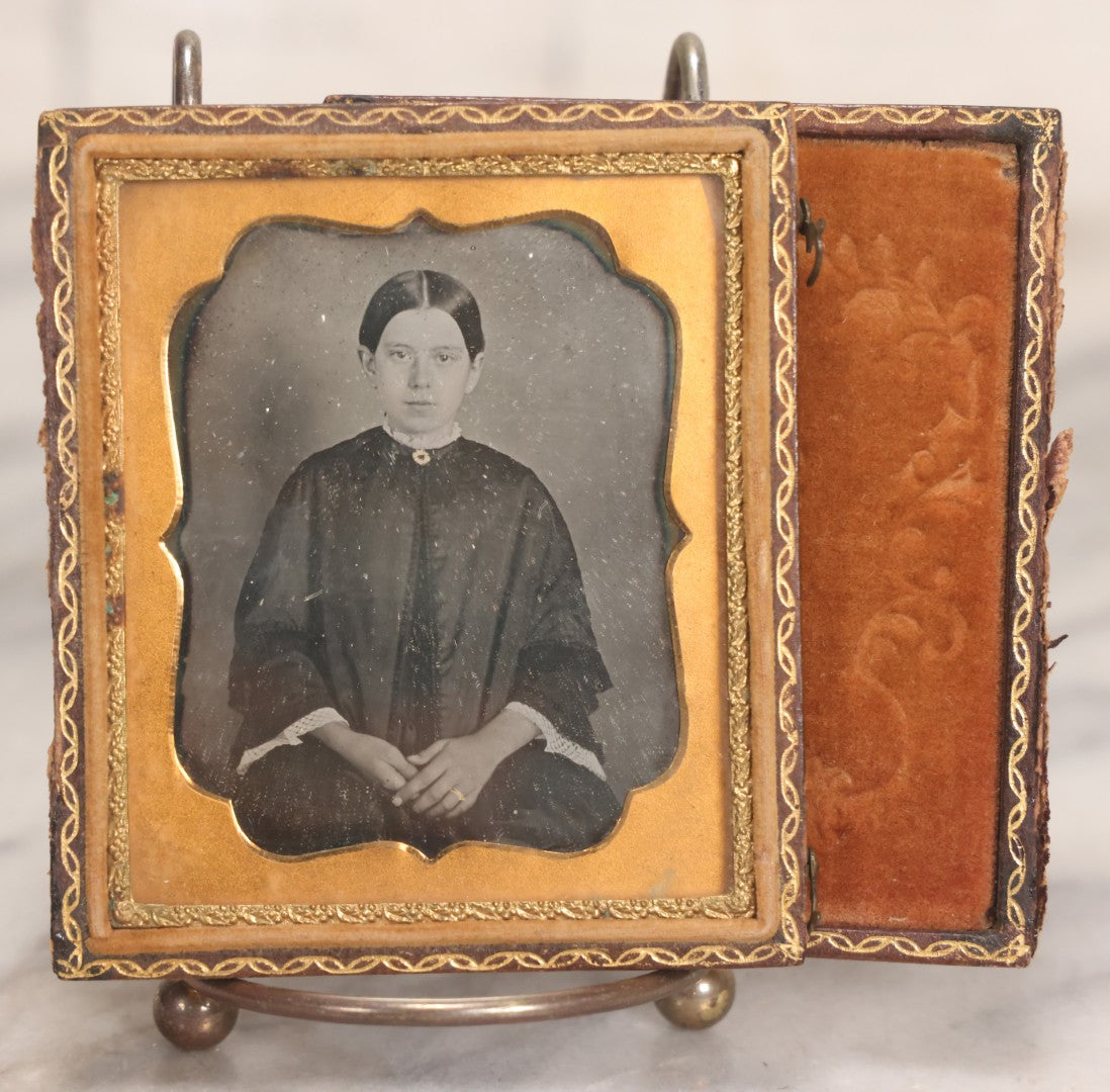 Lot 043 - Antique 1/6th Plate Daguerreotype Photograph Of Young Married Woman With Hand-Painted Gold Jewelry, In Full Split Leatherette Union Case With Embossed Bouquet Design