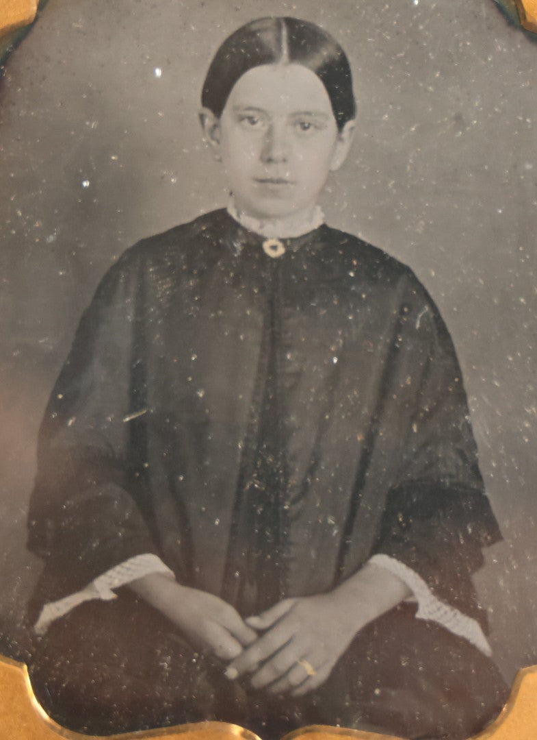 Lot 043 - Antique 1/6th Plate Daguerreotype Photograph Of Young Married Woman With Hand-Painted Gold Jewelry, In Full Split Leatherette Union Case With Embossed Bouquet Design