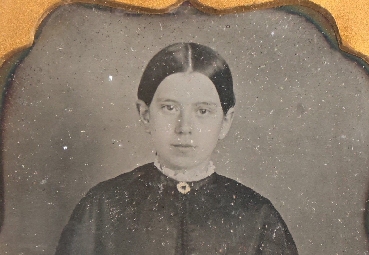Lot 043 - Antique 1/6th Plate Daguerreotype Photograph Of Young Married Woman With Hand-Painted Gold Jewelry, In Full Split Leatherette Union Case With Embossed Bouquet Design