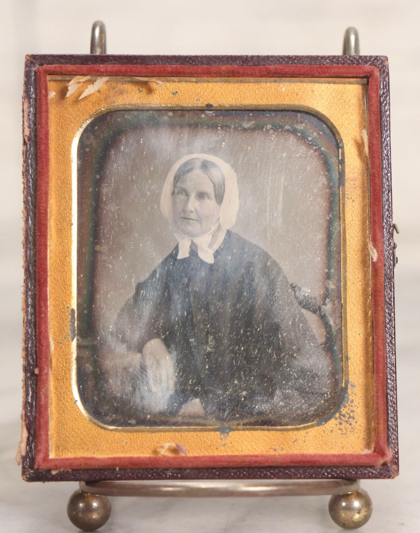 Lot 044 - Antique 1/6th Plate Daguerreotype Photograph Of Middle-Aged Woman In White Bonnet, In Half Leatherette Union Case, Not Sealed And Without Preserver