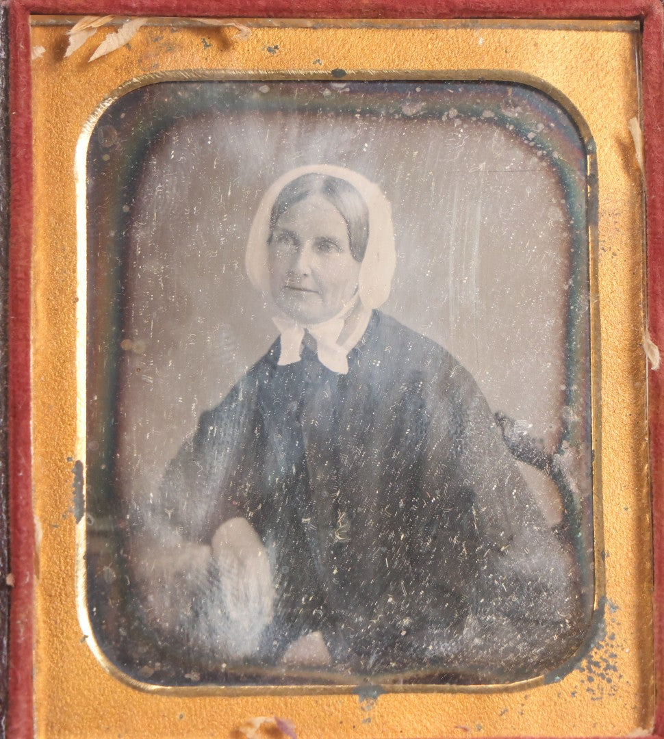 Lot 044 - Antique 1/6th Plate Daguerreotype Photograph Of Middle-Aged Woman In White Bonnet, In Half Leatherette Union Case, Not Sealed And Without Preserver