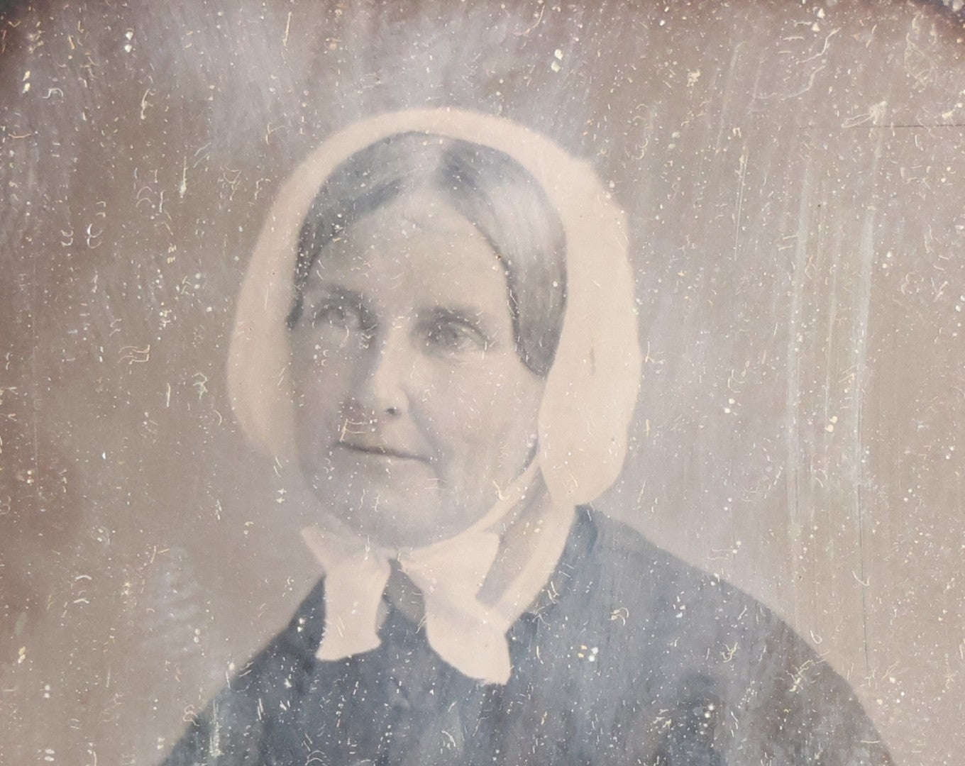 Lot 044 - Antique 1/6th Plate Daguerreotype Photograph Of Middle-Aged Woman In White Bonnet, In Half Leatherette Union Case, Not Sealed And Without Preserver