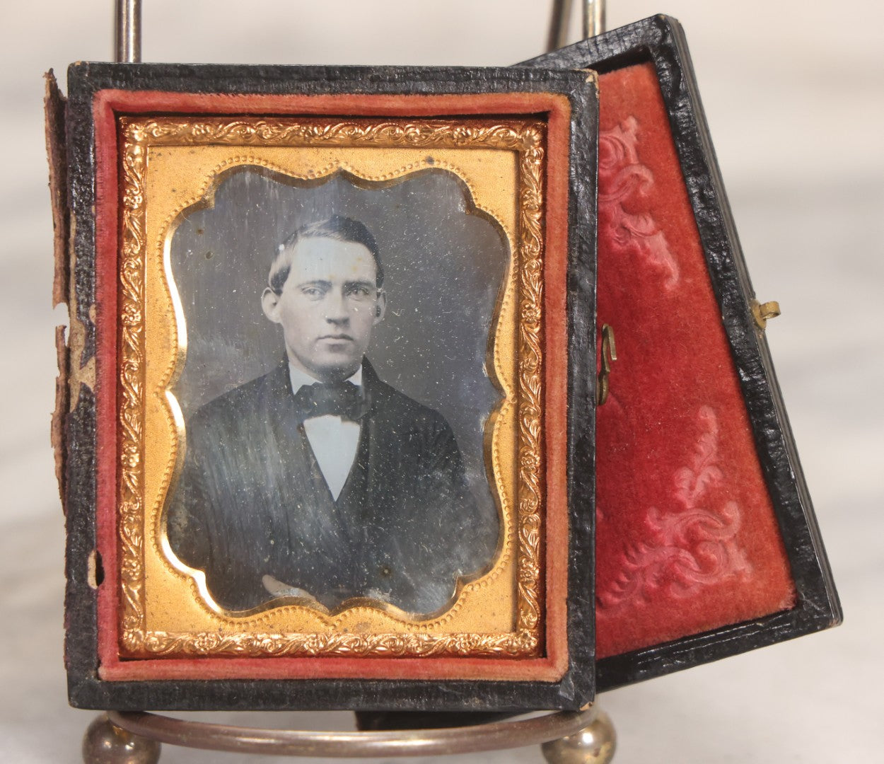 Lot 045 - Antique 1/9th Plate Daguerreotype Photograph Of Young Man In Bowtie, In Full Split Leatherette Union Case