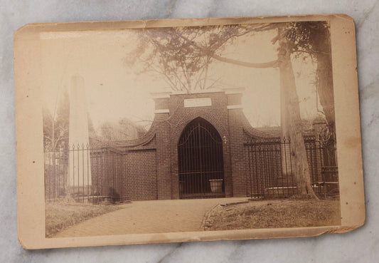Lot 083 - Antique Cabinet Card Photograph Of The Tomb Of George Washington At Mount Vernon, With Stamped Label On Verso