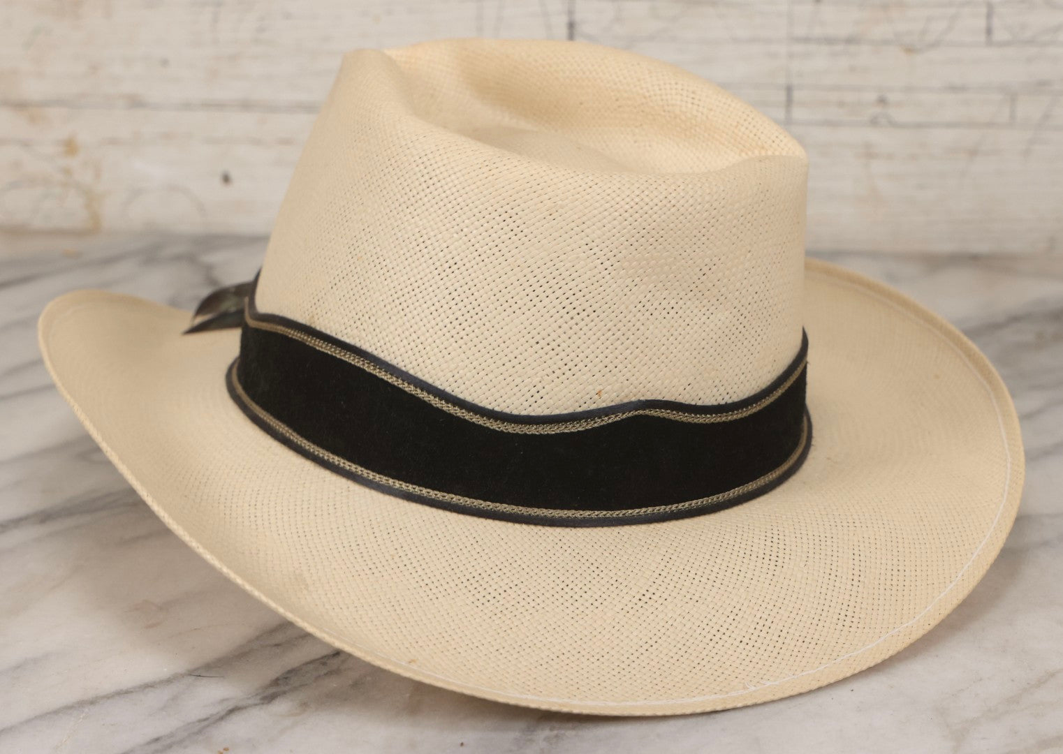 Lot 103 - Modern “A Genuine Charlie 1 Horse Original” White Straw Cowboy Hat, Made In U.S.A.., Size Medium