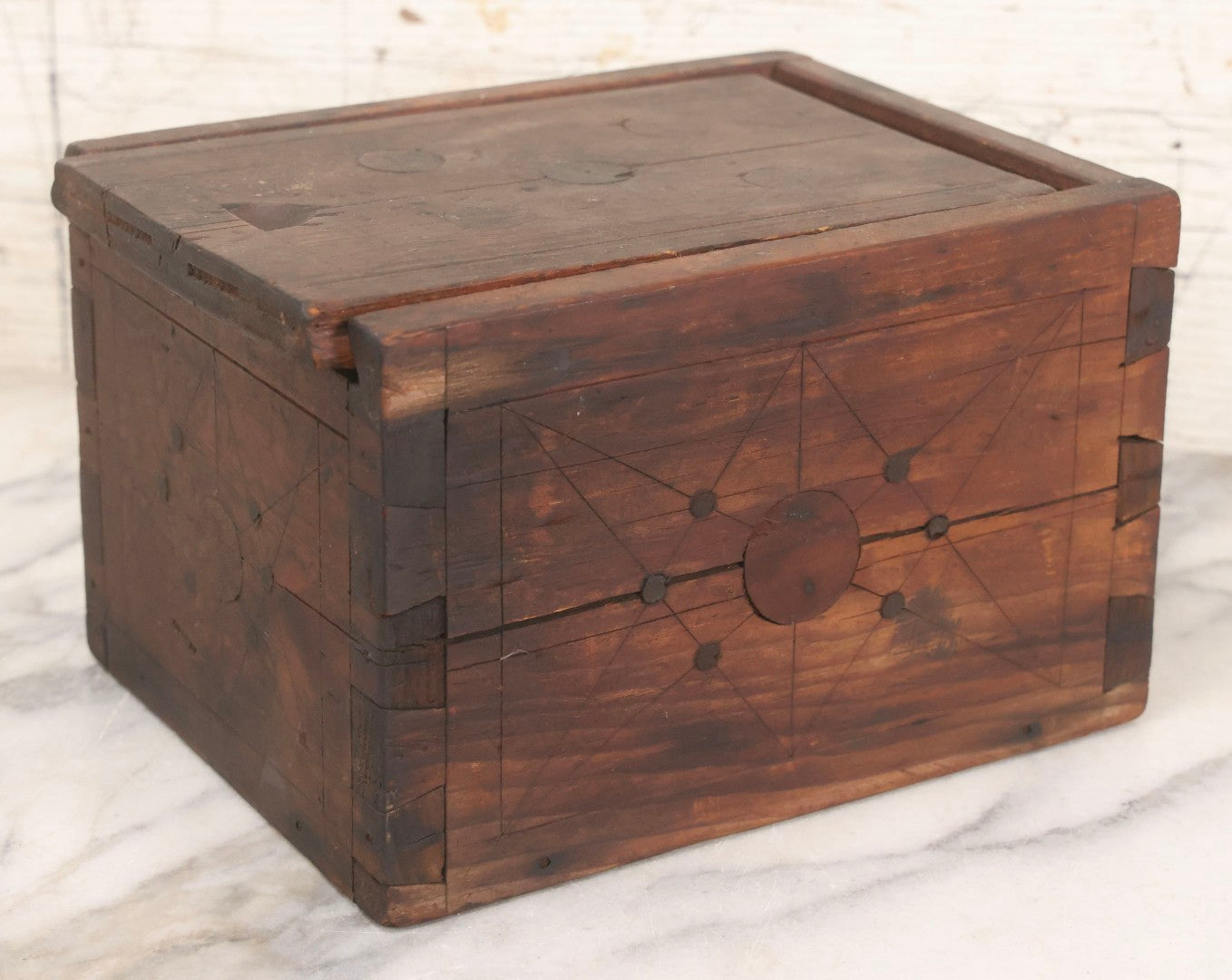 Lot 008 - Antique Handmade Folk Art Dovetailed Wood Box With Sliding Lid And Compass Star Inlay Design, 5-1/4" H