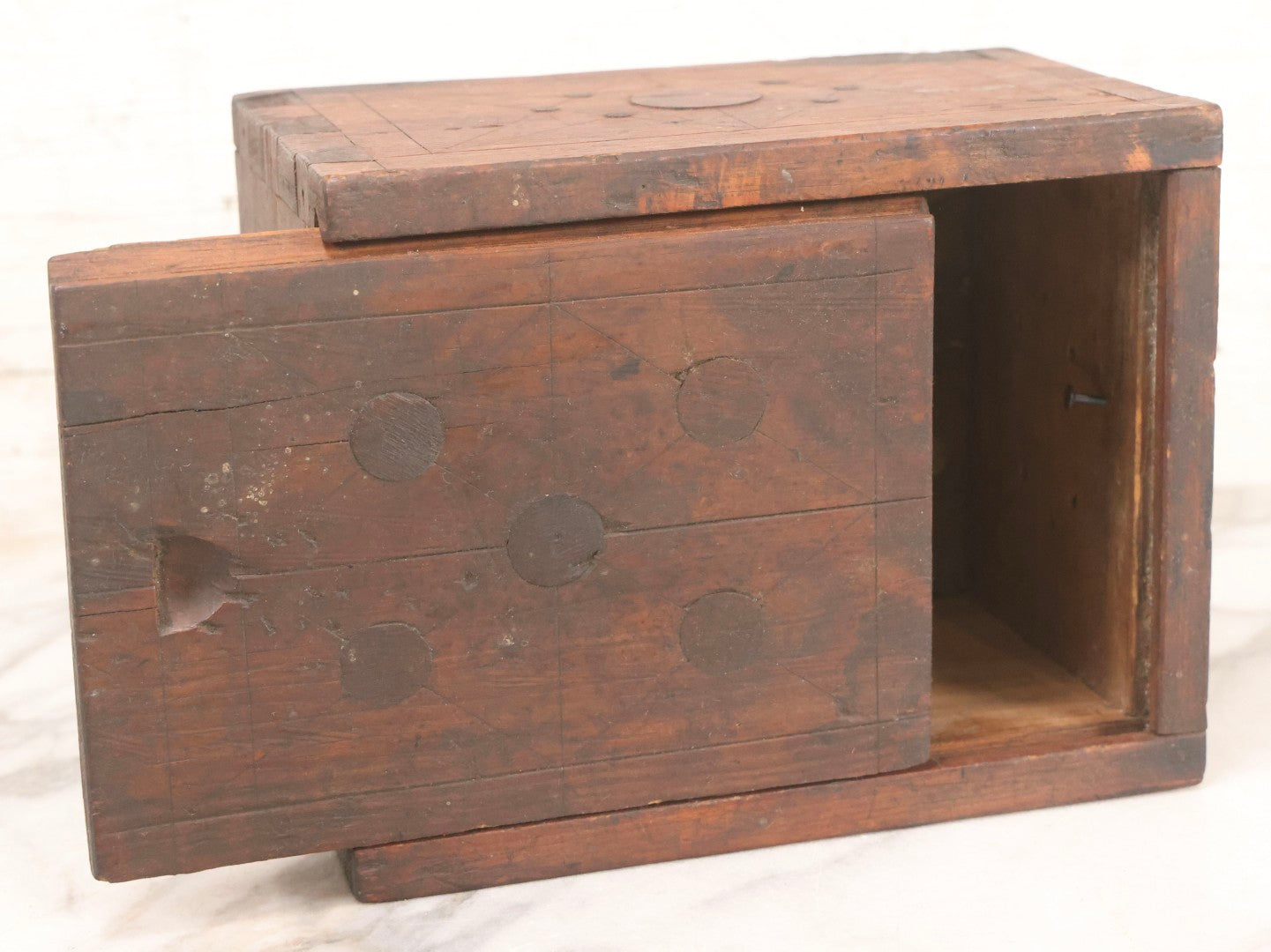 Lot 008 - Antique Handmade Folk Art Dovetailed Wood Box With Sliding Lid And Compass Star Inlay Design, 5-1/4" H
