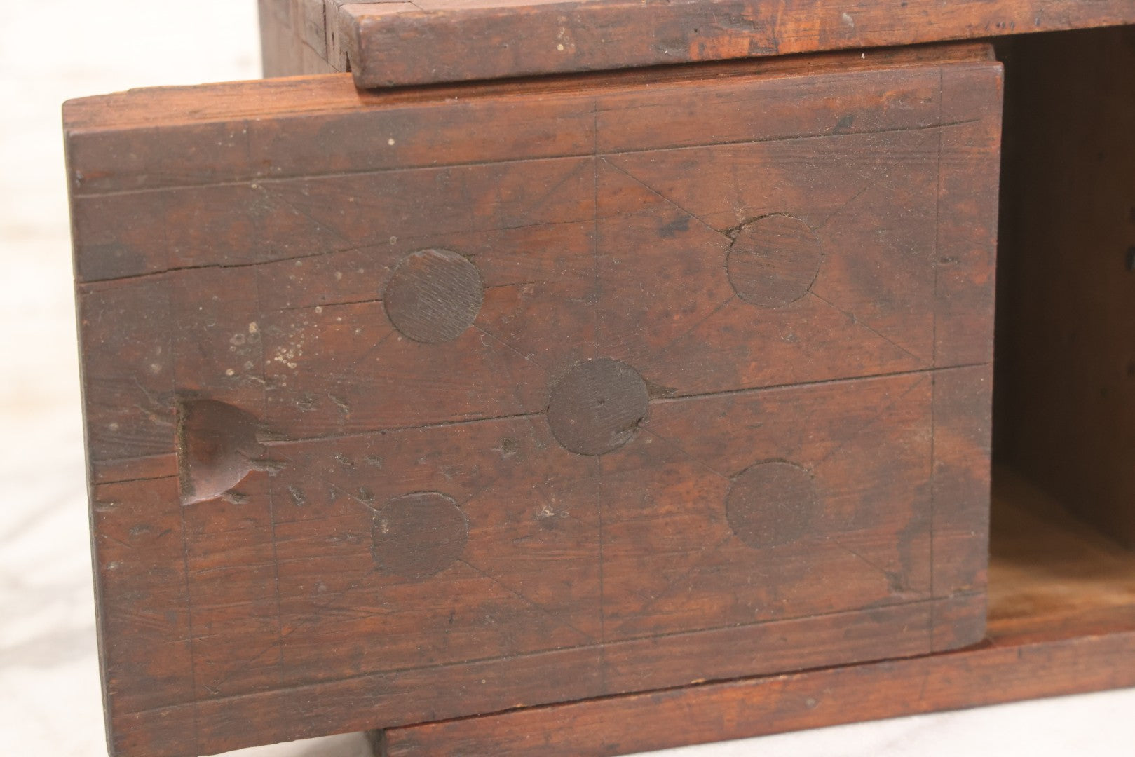 Lot 008 - Antique Handmade Folk Art Dovetailed Wood Box With Sliding Lid And Compass Star Inlay Design, 5-1/4" H