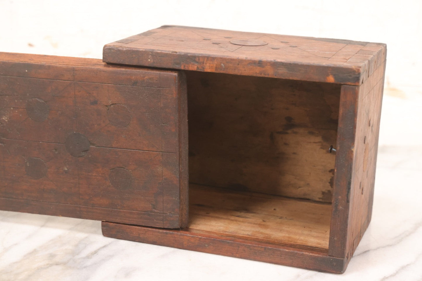 Lot 008 - Antique Handmade Folk Art Dovetailed Wood Box With Sliding Lid And Compass Star Inlay Design, 5-1/4" H