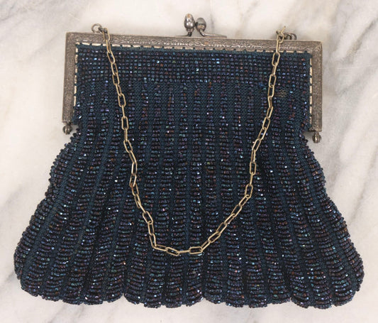 Lot 086 - Vintage Seed Bead Clutch Purse With Acorn Clasp And Chain Handle
