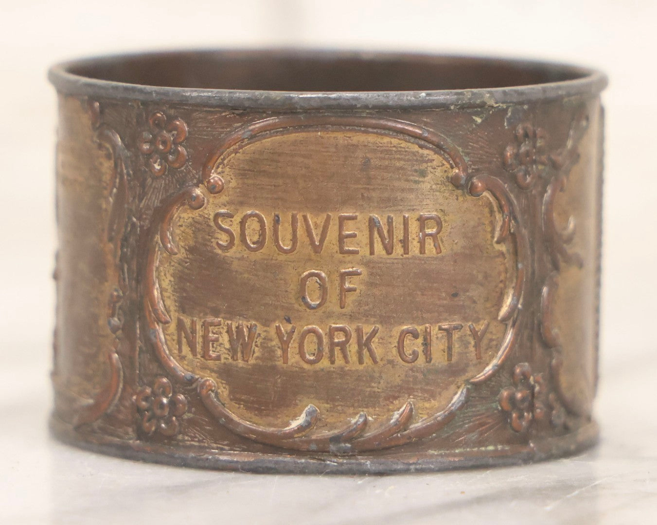 Lot 118 - Antique Pot Metal Souvenir Napkin Ring Featuring New York City Landmarks Including Statue Of Liberty, Grant's Tomb And Flatiron Building