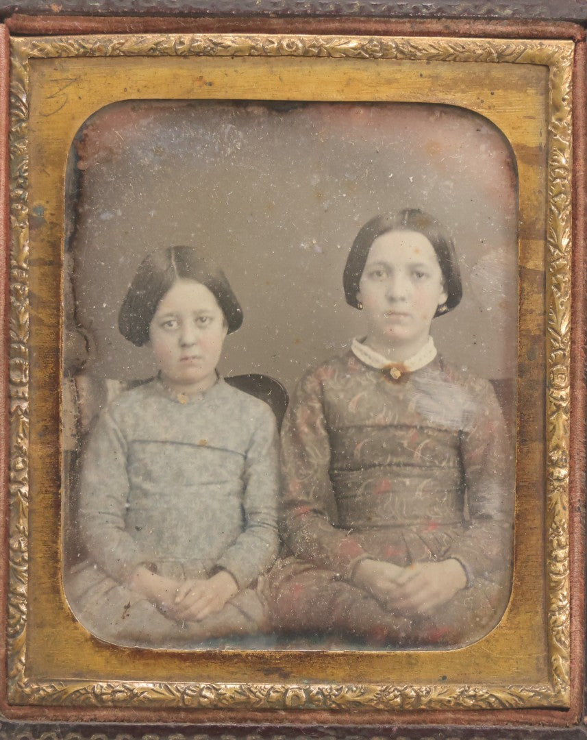 Lot 121 - Antique 1/6th Plate Tinted Daguerreotype Photograph Of Two Young Girls In Half Leatherette Union Case