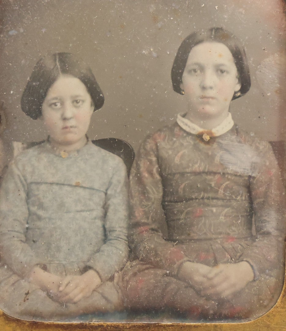 Lot 121 - Antique 1/6th Plate Tinted Daguerreotype Photograph Of Two Young Girls In Half Leatherette Union Case