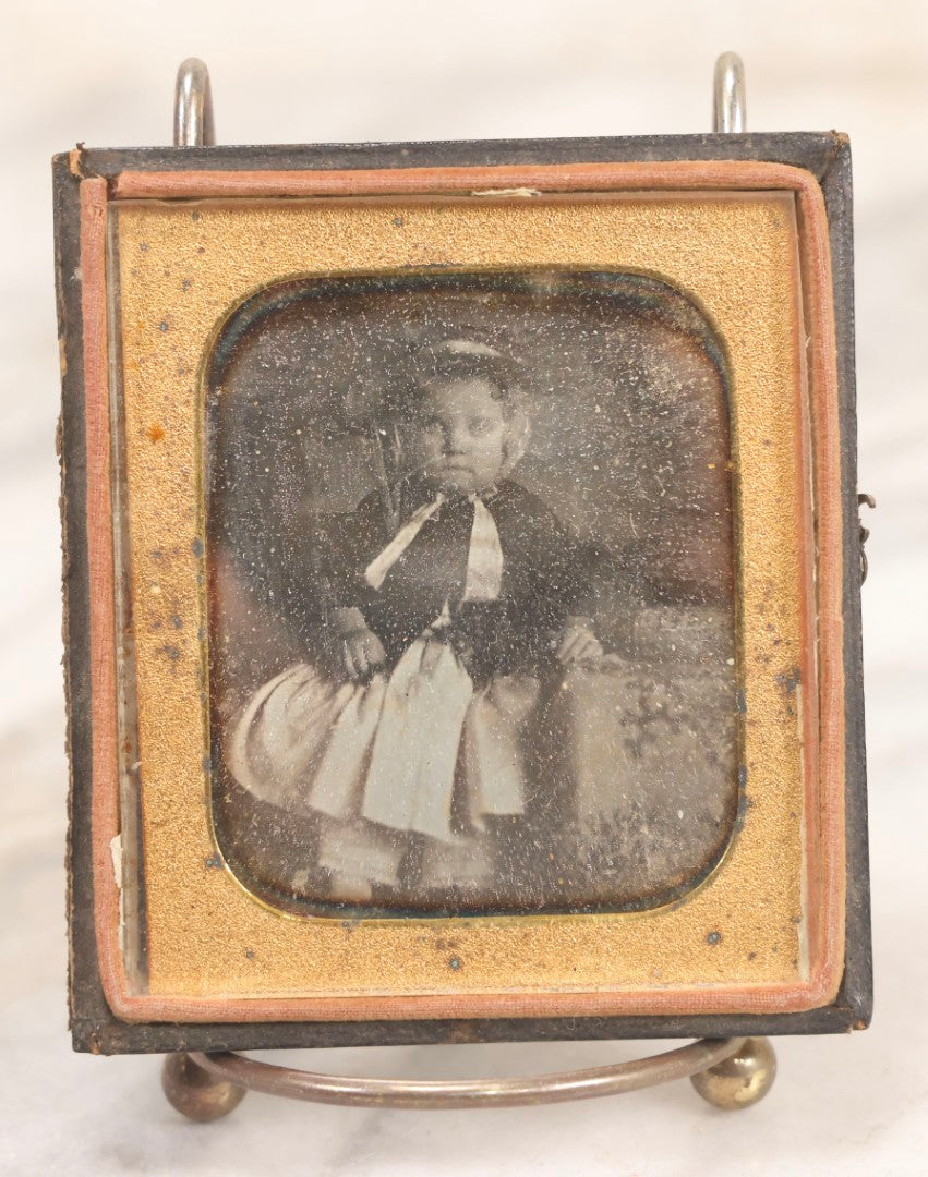 Lot 122 - Antique 1/6th Plate Daguerreotype Photograph Of Baby In Bonnet And Dress In Half Leatherette Union Case