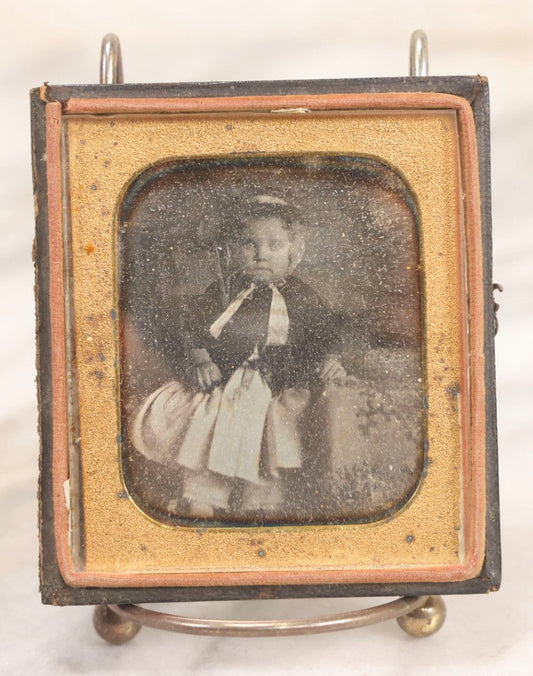 Lot 122 - Antique 1/6th Plate Daguerreotype Photograph Of Baby In Bonnet And Dress In Half Leatherette Union Case