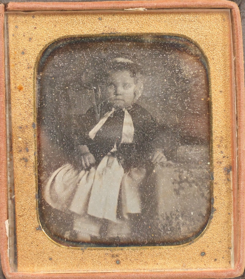 Lot 122 - Antique 1/6th Plate Daguerreotype Photograph Of Baby In Bonnet And Dress In Half Leatherette Union Case