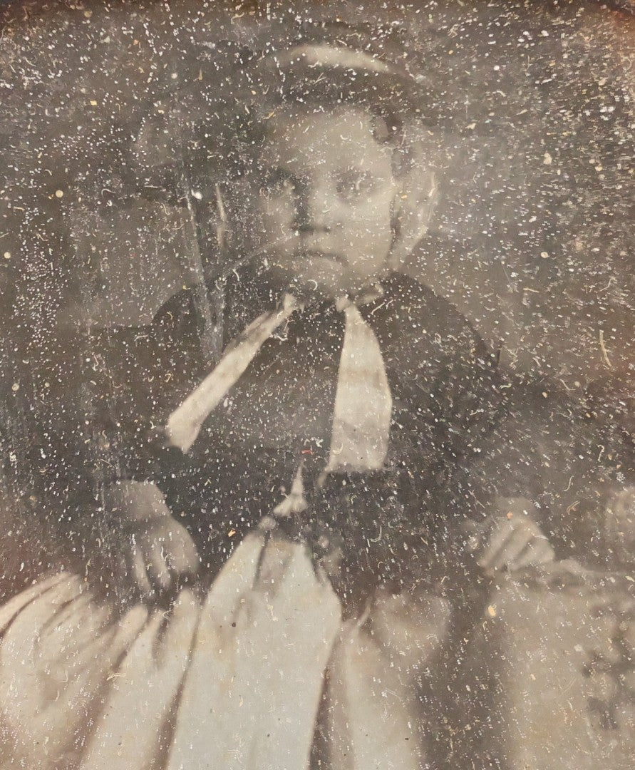 Lot 122 - Antique 1/6th Plate Daguerreotype Photograph Of Baby In Bonnet And Dress In Half Leatherette Union Case