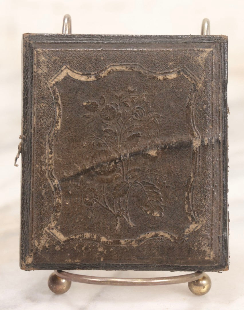 Lot 122 - Antique 1/6th Plate Daguerreotype Photograph Of Baby In Bonnet And Dress In Half Leatherette Union Case