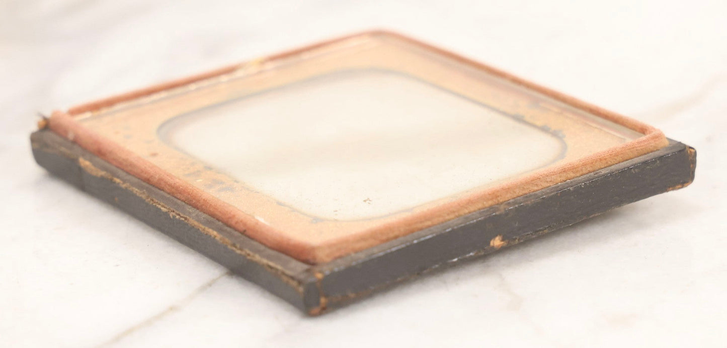 Lot 122 - Antique 1/6th Plate Daguerreotype Photograph Of Baby In Bonnet And Dress In Half Leatherette Union Case