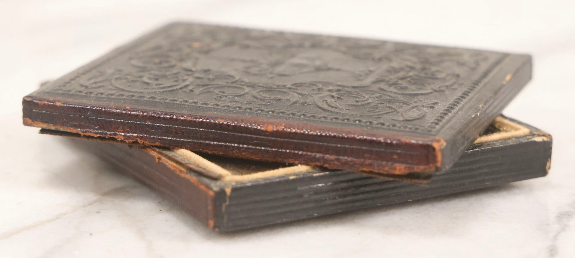 Lot 123 - Antique 1/6th Plate Daguerreotype Photograph Of Young Woman With Curly Dark Hair Resting Head On Hand In Full Split Leatherette Union Case
