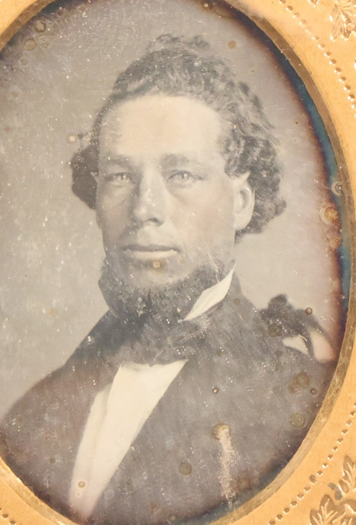 Lot 124 - Antique 1/9th Plate Daguerreotype Photograph Of Bearded Man In Split Lacquered Case With Mother-Of-Pearl Inlay