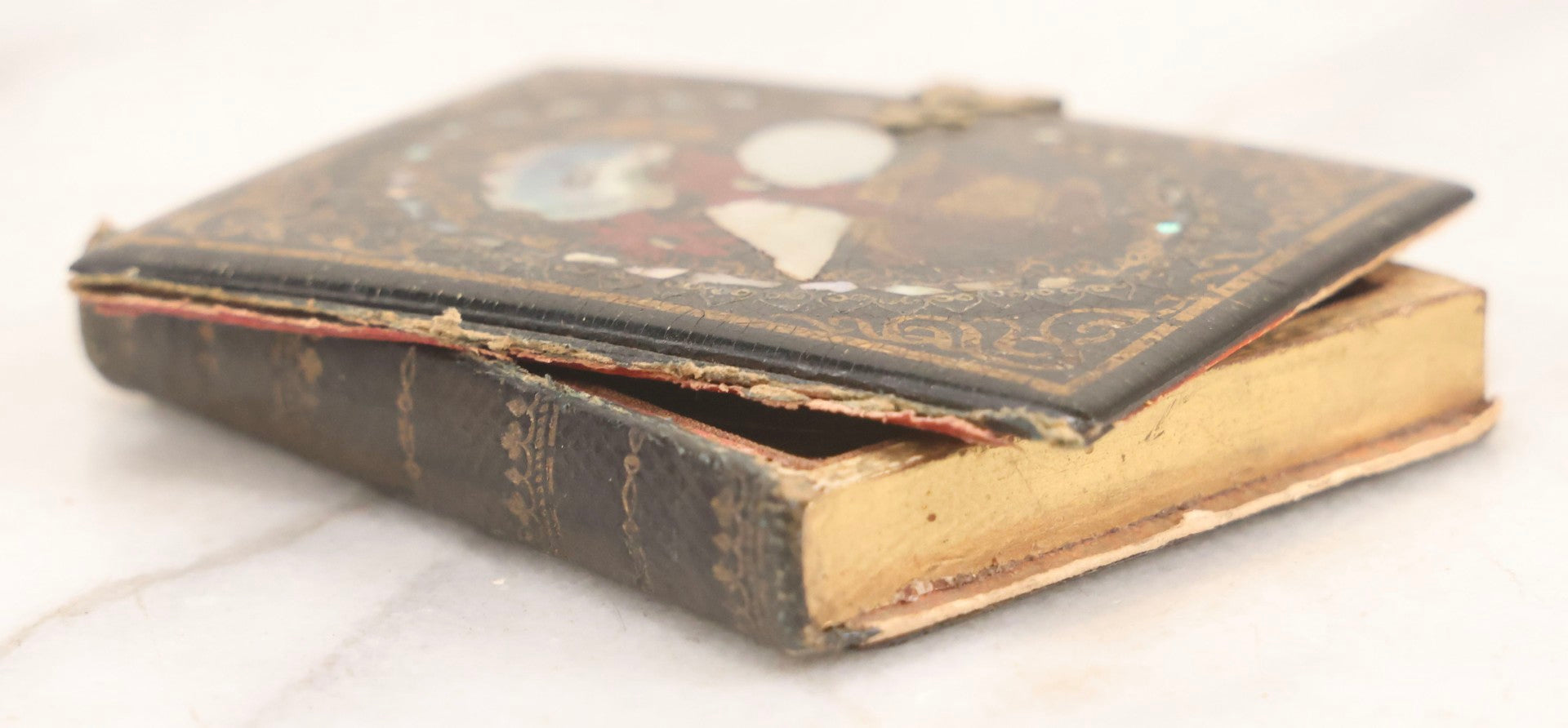 Lot 124 - Antique 1/9th Plate Daguerreotype Photograph Of Bearded Man In Split Lacquered Case With Mother-Of-Pearl Inlay