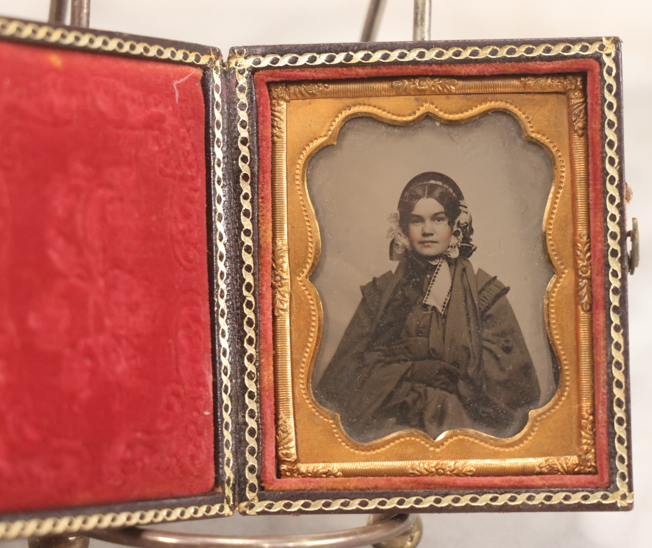 Lot 126 - Antique 1/9th Plate Ambrotype Photograph Of Young Woman Wearing Bonnet And Shawl, In Full Leatherette Union Case