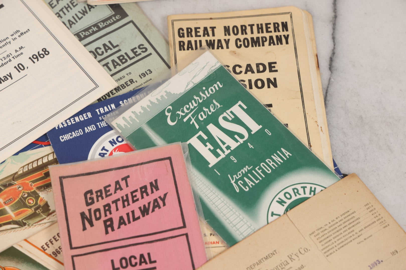 Lot 178 - Grouping Of 50+ Pieces Of Vintage Ephemera From Great Northern Railway Including Timetables, Letters, Tourism Guides, Menus, And More