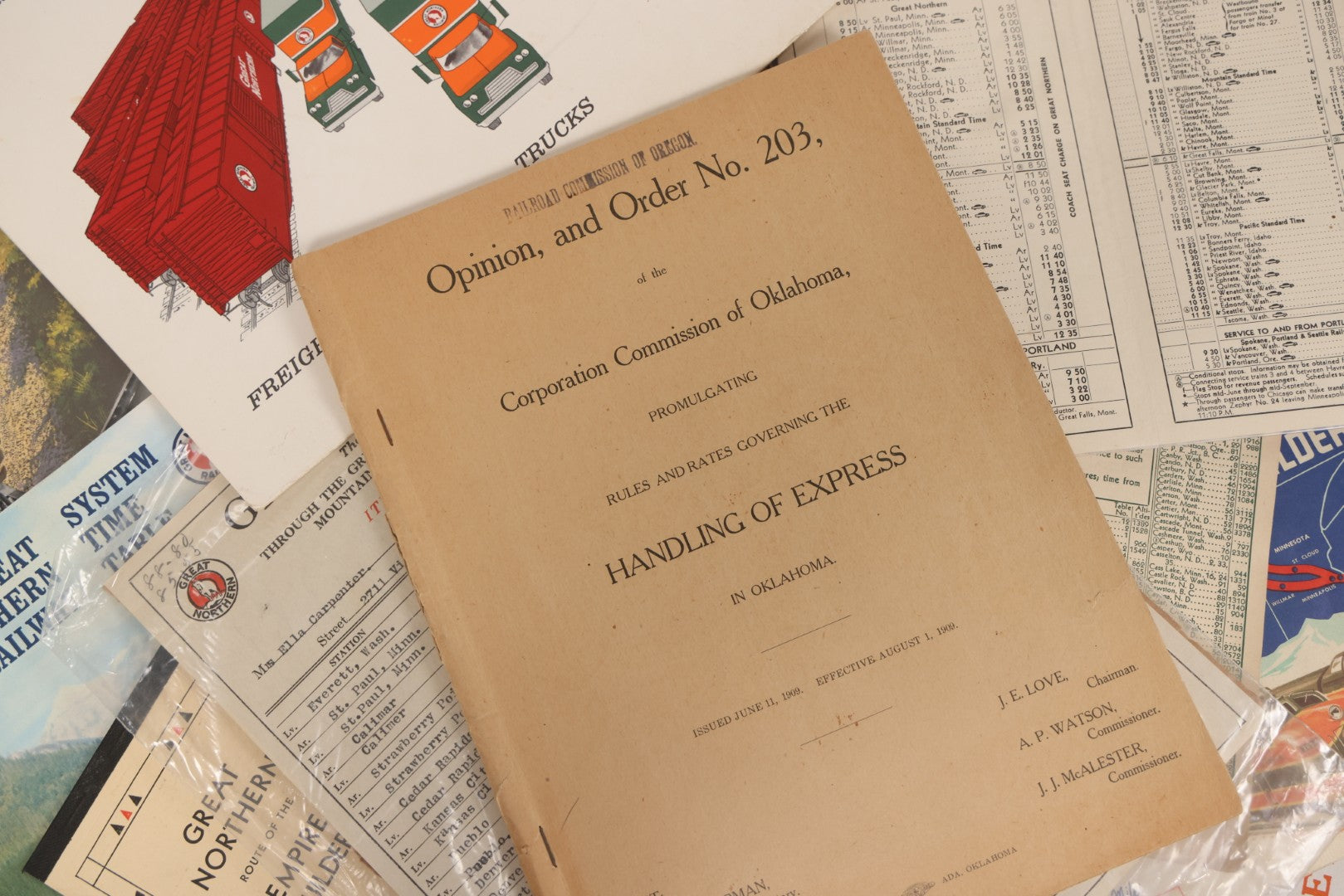 Lot 178 - Grouping Of 50+ Pieces Of Vintage Ephemera From Great Northern Railway Including Timetables, Letters, Tourism Guides, Menus, And More