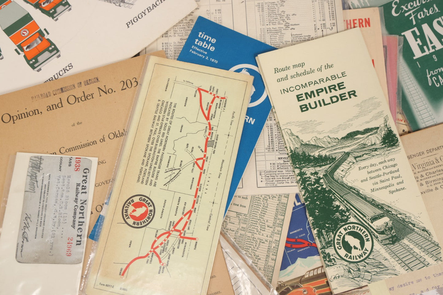Lot 178 - Grouping Of 50+ Pieces Of Vintage Ephemera From Great Northern Railway Including Timetables, Letters, Tourism Guides, Menus, And More
