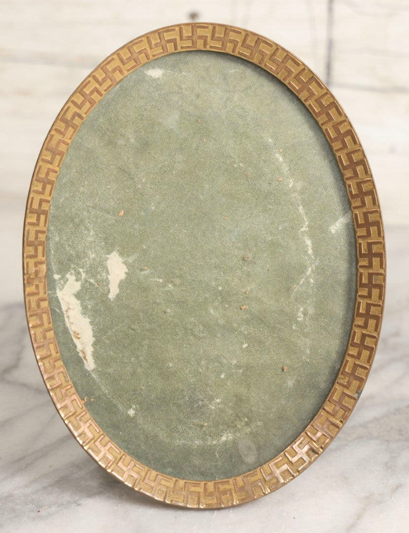 Lot 039 - Antique Brass Oval Photo Frame With Whirling Logs Motif By Kronheimer & Oldenbusch K & O Co.