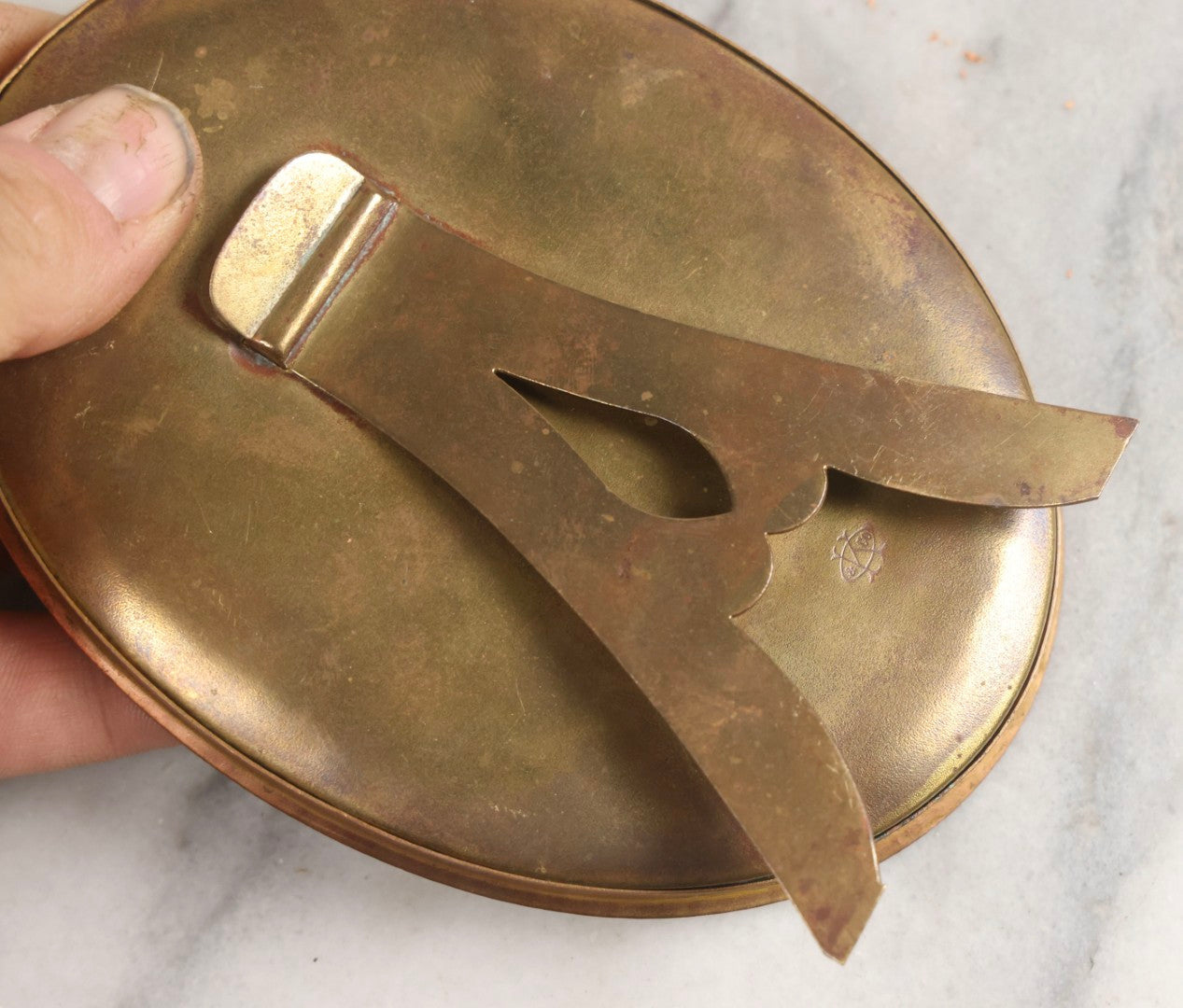 Lot 039 - Antique Brass Oval Photo Frame With Whirling Logs Motif By Kronheimer & Oldenbusch K & O Co.