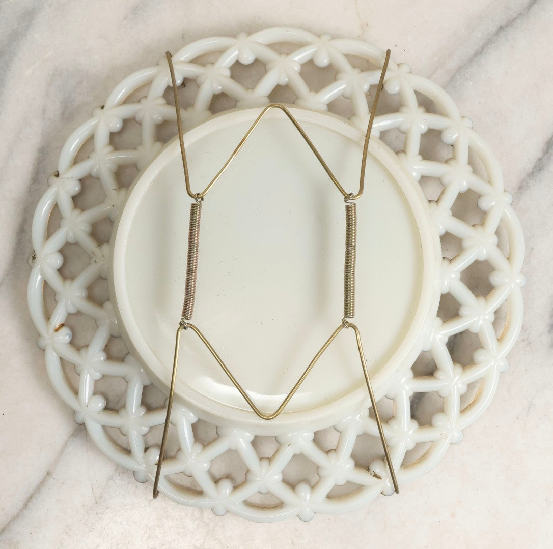 Lot 047 - Antique Milkglass Plate With Lattice Edge And Hand-Colored Transferware Image Of The Flatiron Building, New York City, With Forget-Me-Not Pattern And Brass Plate Hanger