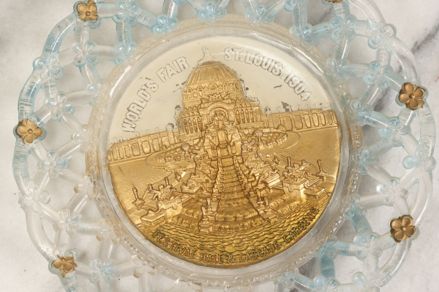 Lot 048 - Antique Goofus Glass Plate With Lattice Edge And Embossed Reverse-Painted Image Of Festival Hall And Cascade Gardens, World's Fair St. Louis 1904, With Gold- And Blue-Painted Accents