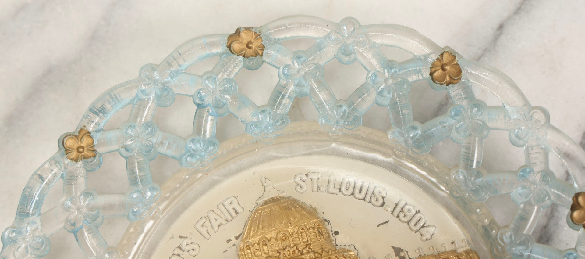 Lot 048 - Antique Goofus Glass Plate With Lattice Edge And Embossed Reverse-Painted Image Of Festival Hall And Cascade Gardens, World's Fair St. Louis 1904, With Gold- And Blue-Painted Accents