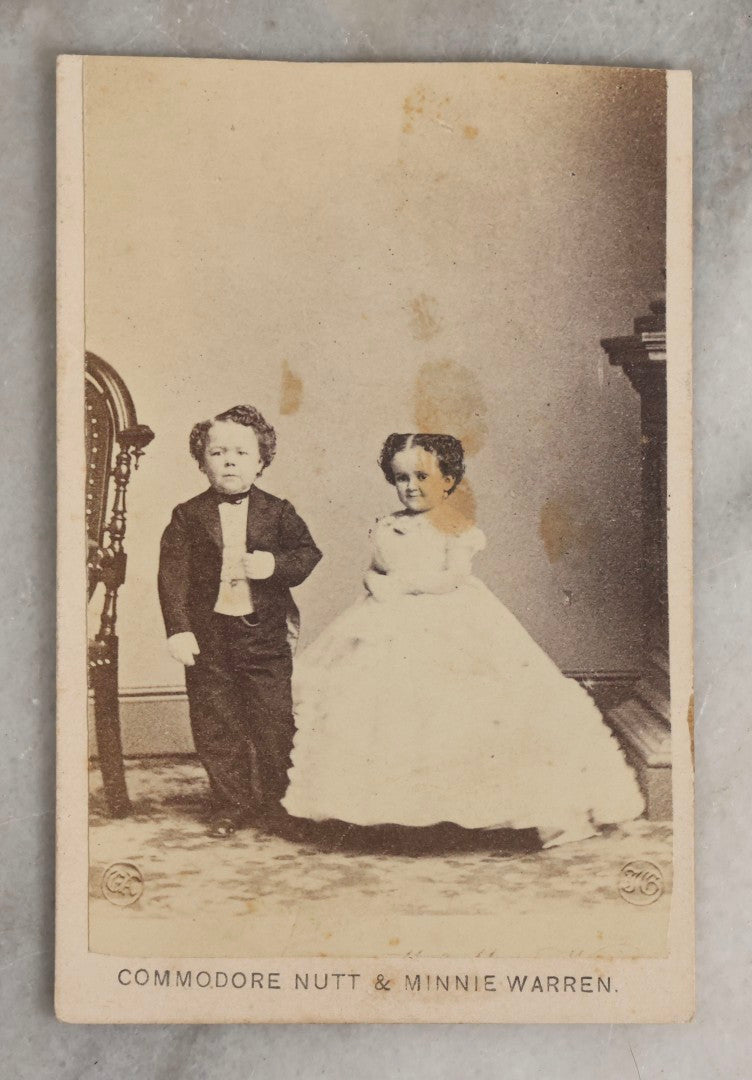 Lot 124 - Antique Carte De Visite C.D.V.. Photograph Of Sideshow Performers Commodore Nutt And Minnie Warren, With John W. Pittock Bookseller And Stationer Label, Pittsburgh, Pennsylvania, Note Trimmed Top And Staining